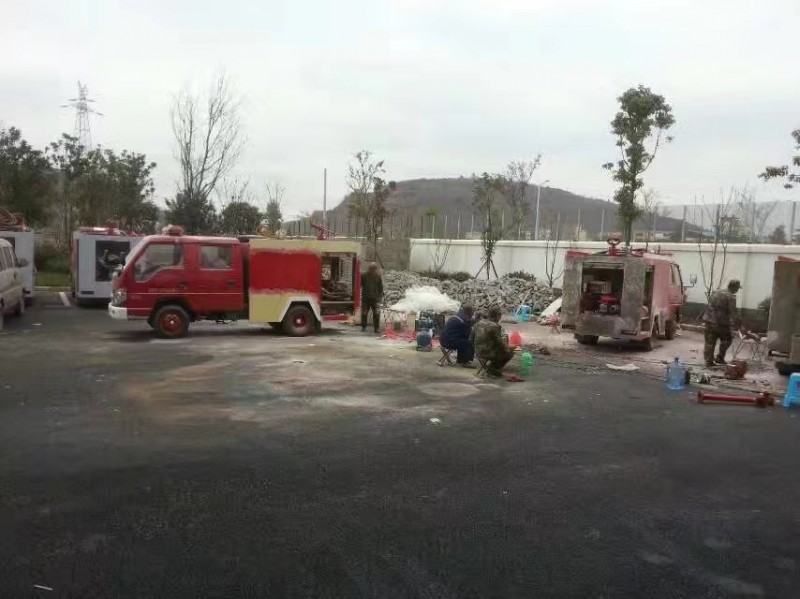 我公司給云南昭通鄉(xiāng)鎮(zhèn)消防隊(duì)維修翻新消防車(chē)輛。。